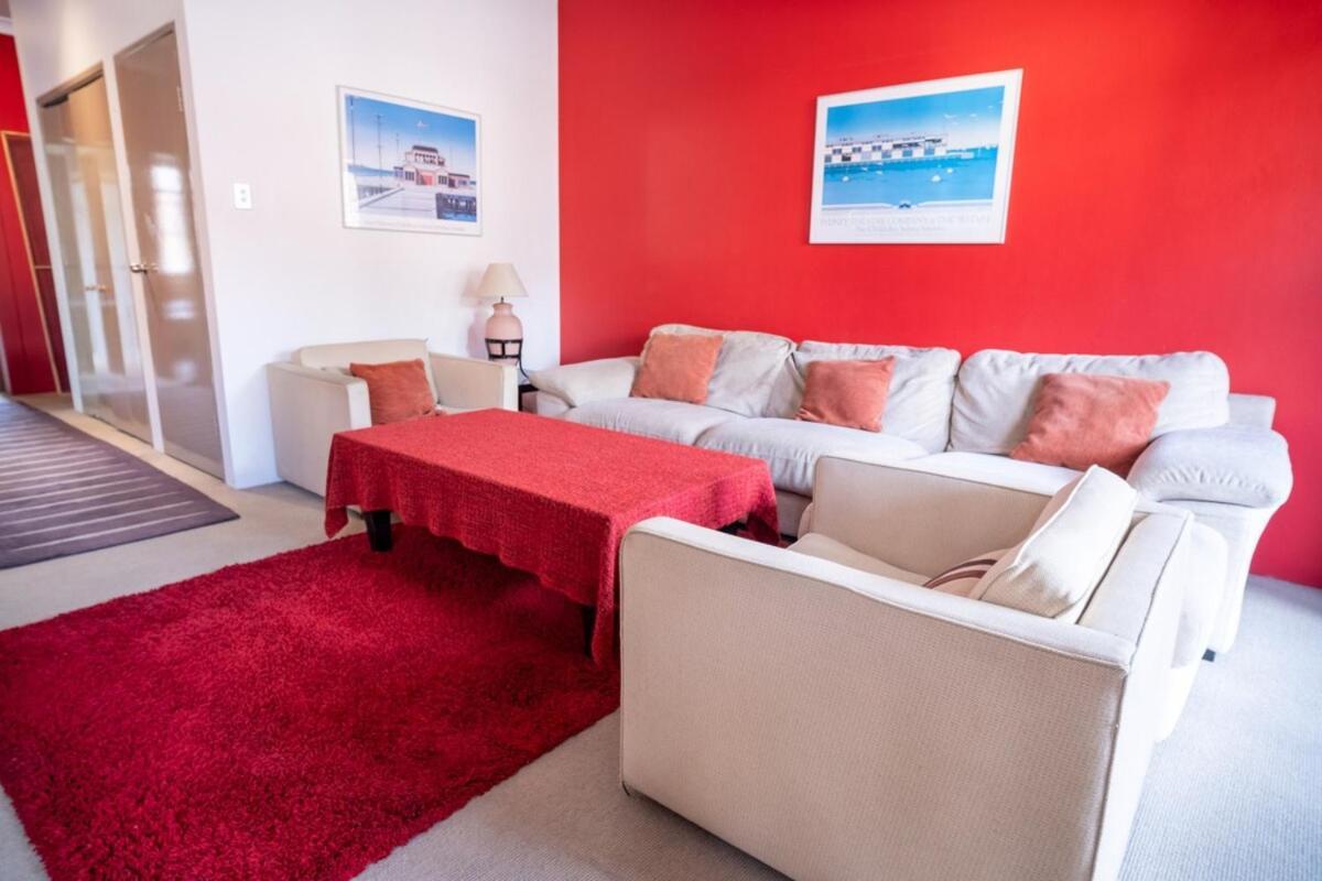 The Red Haven Apartment *